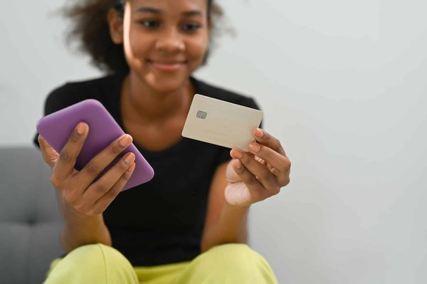 Compte bancaire ado : Banque traditionnelle ou banque en ligne ?