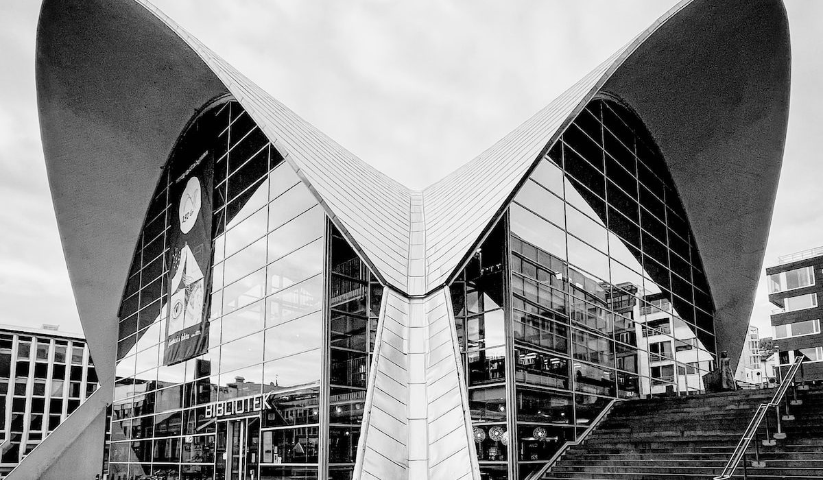 a black and white photo of a modern building